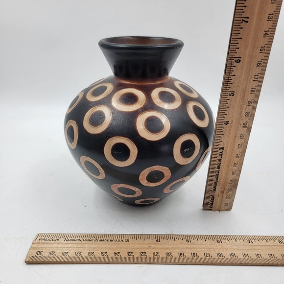Signed Chulucanas Valeriana Peru Black Pottery Vase Circles Design - Picture 7 of 7